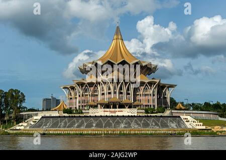 Sarawak Legislative Assembly Building, Dewan Undangan Negri Landtag, am Sarawak River, Kuching, Sarawak, Borneo, Malaysia Stockfoto