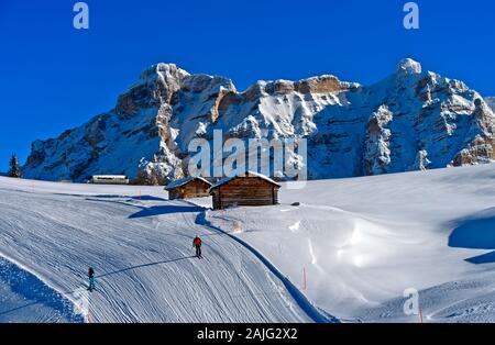 Skipiste gegen Gebirgskette im Skigebiet Alta Badia, La Villa, Alta Badia, Dolomiten, Südtirol, Italien Stockfoto