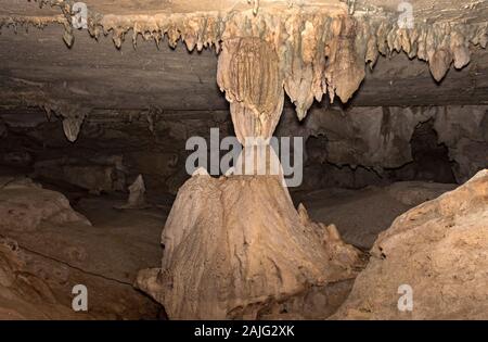 Calcit Säule, stalagnate, gebildet durch ein Stalaktit und ein Stalagmit in erfüllt werden, Lang Cave, Gunung Mulu National Park, Sarawak, Borneo, Malaysia Stockfoto