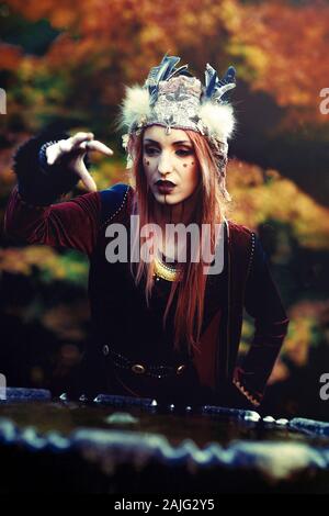 Schöne schamanische Frau mit Stirnband in der Natur. Stockfoto