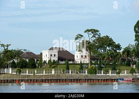 Astana Palace, die offizielle Residenz des Gouverneurs von Sarawak, am Sarawak River, Kuching, Sarawak, Borneo, Malaysia Stockfoto