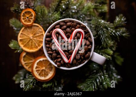 Oben Schuss Kaffeebohnen in Tasse mit festlichem Winterdekor Stockfoto