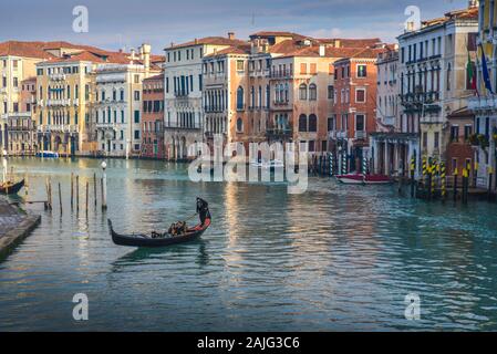 Venedig Canal Grande (Canal Grande) mit Gondel und Gondoliere, Spiegelungen auf dem Wasser, von der Rialtobrücke und typisch venezianischen Häuser und Architektur Stockfoto