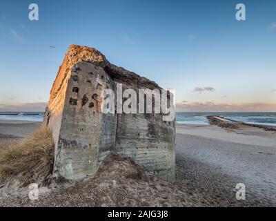Bunker aus dem Zweiten Weltkrieg 2 auf einem dänischen Strand in Thyborön, Dänemark Stockfoto