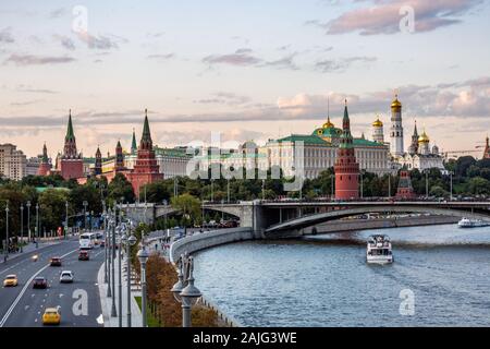 Der Moskauer Kreml, Kreml Embankment und Moskau Fluss bei Sonnenuntergang in Moskau, Russland. Architektur und Wahrzeichen von Moskau. Moskau, Russland - 06 August 2019. Stockfoto