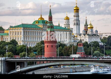 Der Moskauer Kreml, Kreml Embankment und Moskau Fluss bei Sonnenuntergang in Moskau, Russland. Architektur und Wahrzeichen von Moskau. Moskau, Russland - 06 August 2019. Stockfoto