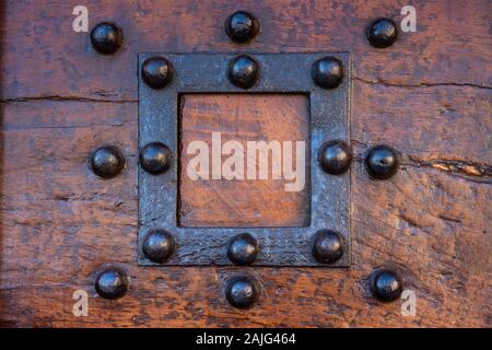 Detail des alten Portal der Palazzo dei Consoli in Gubbio, mittelalterliche Stadt in Umbrien in der Provinz Perugia, Italien Stockfoto