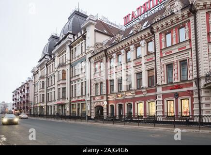 Kasan, Russland - Januar 03, 2018: alte Bürgerhäuser in Zentrum von Kasan. Haus der Kaufmann Usmanov, jetzt Hotel schaljapin. Universitetskaya street Stockfoto