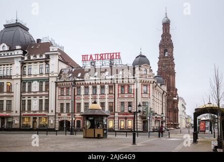 Kasan, Russland - Januar 03, 2018: Fußgängerzone Bauman Straße ist die wichtigste touristische Straße der Stadt Kasan. Schaljapin Hotel und Glockenturm der Epiphanie Cat Stockfoto