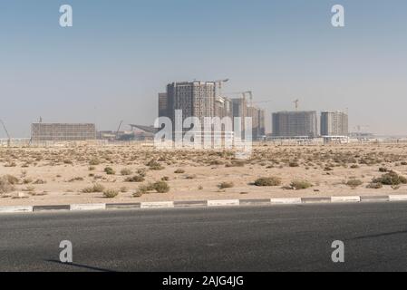 Dubai, Vereinigte Arabische Emirate: Baustelle der Expo 2020, Gebäude im Bau, Gerüste und Kräne, in der Nähe der Al Maktoum Airport Stockfoto