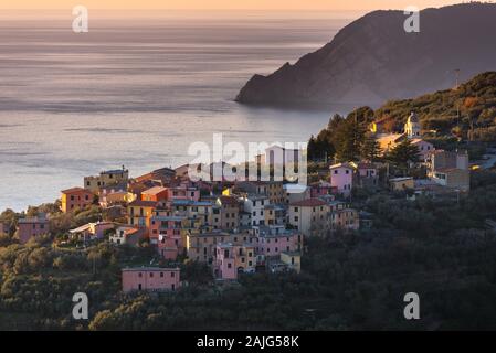 , Volastra Riomaggiore, Cinque Terre (fünf Länder), Ligurien, Italien: Luftaufnahme von einem Dorf auf einem Hügel, typischen bunten Häusern. UNESCO-Welterbe