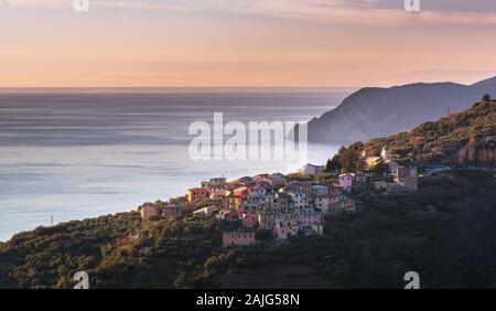 , Volastra Riomaggiore, Cinque Terre (fünf Länder), Ligurien, Italien: Luftaufnahme von einem Dorf auf einem Hügel, typischen bunten Häusern. UNESCO-Welterbe