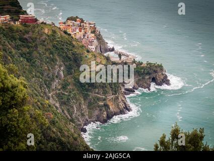 Manarola, Cinque Terre (fünf Länder), Ligurien, Italien: Luftaufnahme von einem Dorf auf einem Hügel, typischen bunten Häusern. Weltkulturerbe der UNESCO Stockfoto