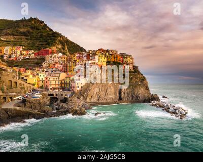 Manarola, Cinque Terre (fünf Länder), Ligurien, Italien: Das Dorf thront auf einem Hügel, typischen bunten Häusern. Der Nationalpark der Cinque Terre ist ein UNESCO-Welterbe Stockfoto