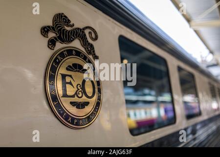 BANGKOK, THAILAND - 24. MÄRZ 2017: Eastern and Oriental Express an Hualamphong Station in Bangkok, Thailand am 24. März 2017. Stockfoto