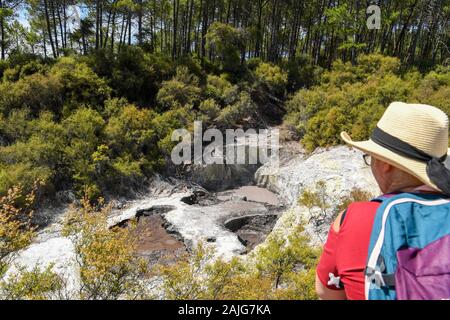 Wellington, Neuseeland. 3 Jan, 2020. Ein Besucher der Wai-O-Tapu Thermal Wonderland in Rotorua, Neuseeland, Jan. 3, 2020. Die Wai-O-Tapu Thermal Wonderland ist ein Teil einer szenischen Reserve von über 18 Quadratkilometern. Ungefähr 160.000 Jahren gebildet, es ist mit eingestürzten Krater, kalt und boiling Pools von Schlamm, Wasser und dampfende Fumarolen abgedeckt. Aufgrund der unterschiedlichen mineralischen Zusammensetzungen, das Wasser im Pool im Park vorhanden verschiedene Farben wie Grün, Gelb, Rot und Bronze. Quelle: Guo Lei/Xinhua/Alamy leben Nachrichten Stockfoto