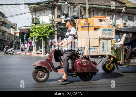 Bangkok, Thailand - 24. März 2017: Ein unbekannter Mann, eine alte Vespa Moped. Stockfoto