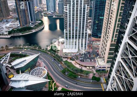 Dubai/VAE - November 15, 2019: Blick von oben auf die Jumeirah Lakes Towers und Wolkenkratzer Almas Tower Business Center. Luftaufnahme von Jlt in Dubai. Dubai Straße Stockfoto