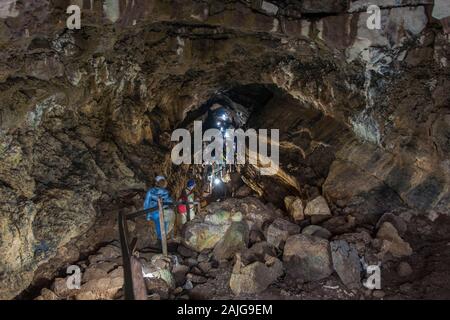 Lava Tunnel im El Chato Reservat auf Santa Cruz Island, Galapagos, Ecuador. Stockfoto