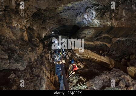 Lava Tunnel im El Chato Reservat auf Santa Cruz Island, Galapagos, Ecuador. Stockfoto