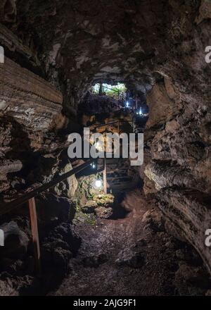 Lava Tunnel im El Chato Reservat auf Santa Cruz Island, Galapagos, Ecuador. Stockfoto