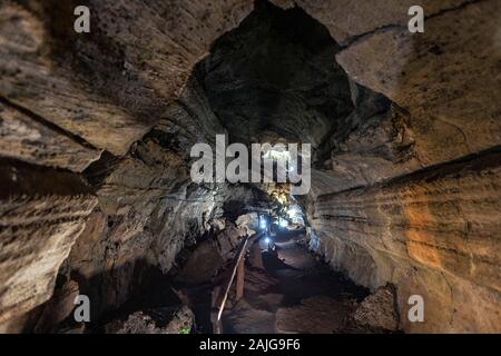 Lava Tunnel im El Chato Reservat auf Santa Cruz Island, Galapagos, Ecuador. Stockfoto