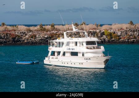 Die G-Abenteuer Boot "Eden" an der Küste von South Plaza Insel verankert, Galapagos, Ecuador. Stockfoto