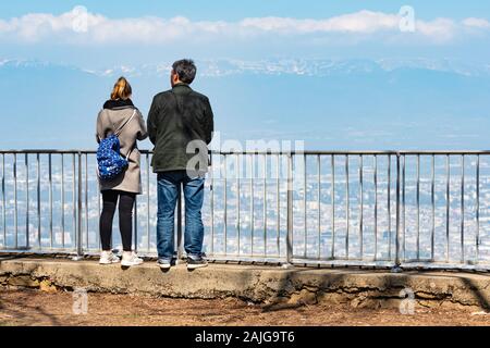 Genf, Schweiz - 14 April, 2019: Ein Ehepaar aus dem Mont Selave Aussichtsplattform Blick auf Genf und der Umgebung. Rückansicht - Bild Stockfoto