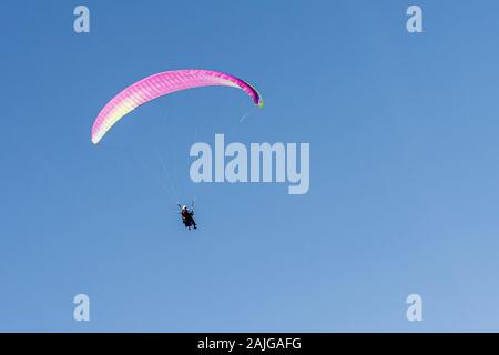 Genf, Schweiz - 14 April, 2019: Paragliding in den Schweizer Alpen über die Berge gegen den klaren blauen Himmel - Bild Stockfoto