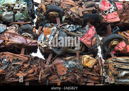 Zerquetschte Autos als Wand am Eingang des Custard Factory Parkplatz in Digbeth, Birmingham, England, Großbritannien Stockfoto