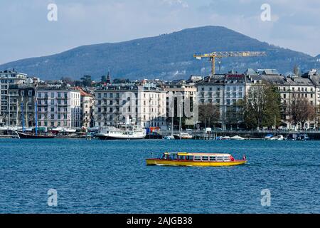 Genf, Schweiz - 14 April, 2019: Blick auf den Genfer See, weit entfernt in den Bergen und die Stadt Genf - Bild Stockfoto