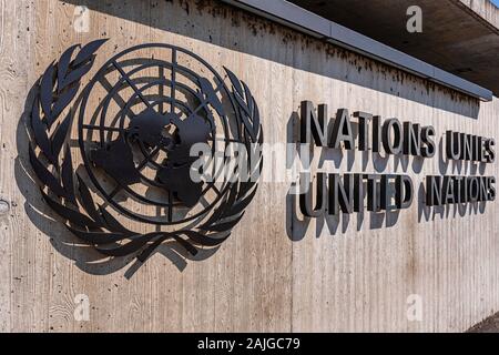 Genf, Schweiz - 15 April, 2019: Die Vereinten Nationen Zeichen außerhalb des Büros der Vereinten Nationen in Genf - Bild Stockfoto