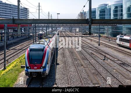 Genf, Schweiz - 14 April 2019: Eine moderne speedy Zug am Bahnhof Geneve - Bild Stockfoto