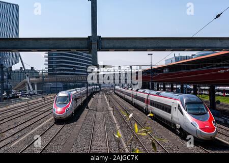 Genf, Schweiz - 14 April 2019: Eine moderne speedy Zug am Bahnhof Geneve - Bild Stockfoto