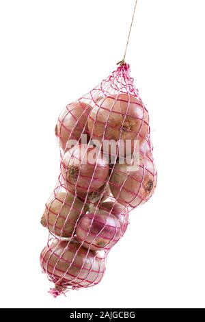 Rosa Zwiebel hängen in einem roten net Beutel verpackt auf weißem Hintergrund Stockfoto