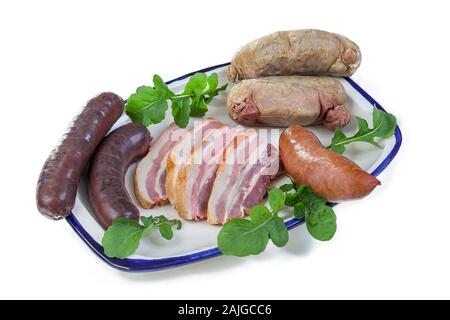 Auswahl französischer Rohwurst mit Rucola Blätter in einer Platte auf weißem Hintergrund. Stockfoto