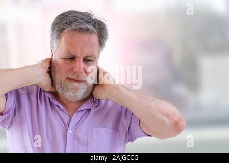 Ältere Menschen mit einem starken Schmerz im Nacken Vorderansicht Stockfoto