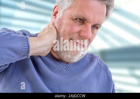 Ältere Menschen mit einem starken Schmerz im Nacken Vorderansicht Stockfoto