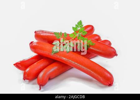 Packung mit raw Frankfurter Würstchen auf weißem Hintergrund Stockfoto