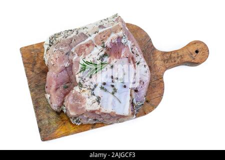 Grosses Stück gesalzen durchwachsener Schweinebauch mit Haut verschiedene Größen auf weißem Hintergrund Stockfoto