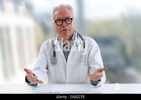 Telemedizin oder Telemedizin Konzept, Arzt mit einem Stethoskop auf dem Computer Laptop Bildschirm. Stockfoto