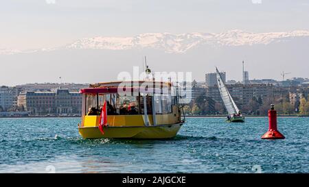 Genf, Schweiz - 14 April, 2019: Blick auf eine gelbe und rote Mouettes Genevoises Navigation Boot, eine öffentliche Verkehrsmittel Boot unterwegs über den See Stockfoto