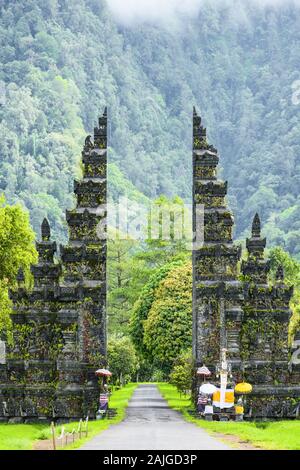 Atemberaubende Aussicht auf die handara Iconic Tor im Norden von Bali, Indonesien. Der hinduistische Tor symbolisiert den Eingang von der äußeren Welt in den Tempel. Stockfoto