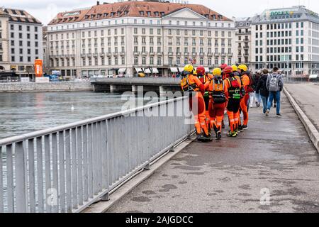 Genf, Schweiz - 14 April, 2019: Rescue Teams in helle Kleidung auf einer Brücke im Zentrum der Stadt - Bild Stockfoto
