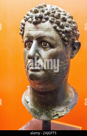 Foto während der Eröffnung der Ausstellung "Osiris, Ägyptens versunkene Geheimnisse". Kopf des Kaisers Hadrian. Stockfoto