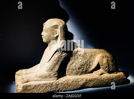 Foto während der Eröffnung der Ausstellung "Osiris, Ägyptens versunkene Geheimnisse". Ägypten, Alexandria, National Museum, eine ptolemäische Sphinx. Stockfoto