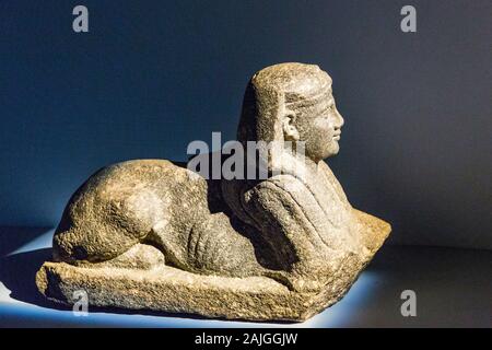 Foto während der Eröffnung der Ausstellung "Osiris, Ägyptens versunkene Geheimnisse". Ägypten, Alexandria, National Museum, eine ptolemäische Sphinx. Stockfoto