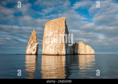 Kicker Rock (aka León dormido) in der Nähe von San Cristobal Island, Galapagos, Ecuador. Stockfoto