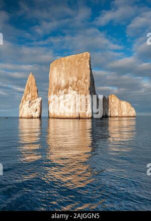 Kicker Rock (aka León dormido) in der Nähe von San Cristobal Island, Galapagos, Ecuador. Stockfoto