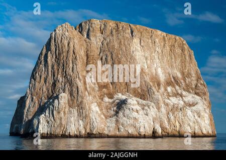 Kicker Rock (aka León dormido) in der Nähe von San Cristobal Island, Galapagos, Ecuador. Stockfoto